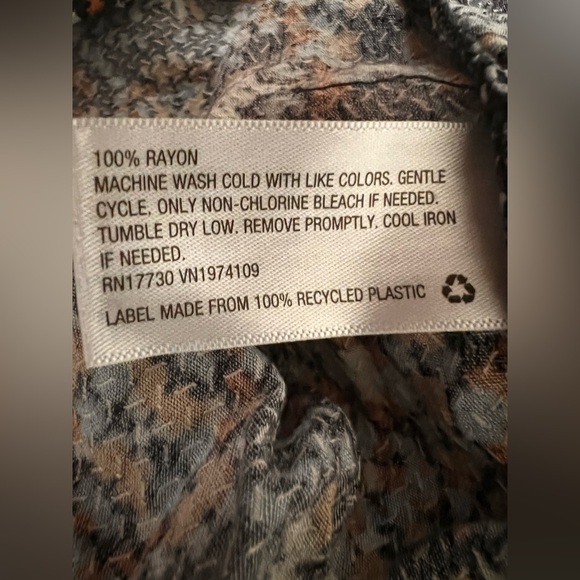 Knox Rose blouse. Pit to pit= 19.5” - Picture 4 of 6